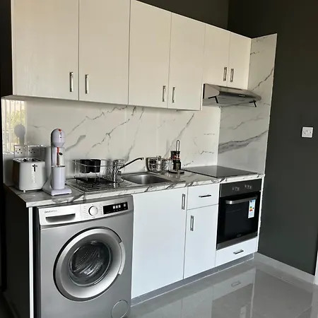 K15 Luxe Oasis Retreat - 3 Minute Drive To דירה פאפוס