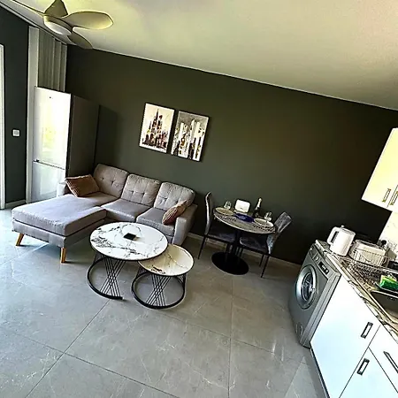 K15 Luxe Oasis Retreat - 3 Minute Drive To 파포스