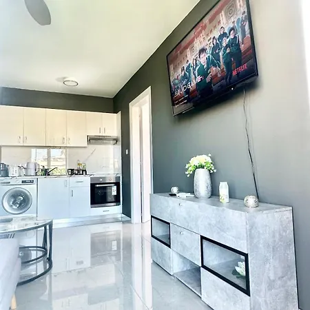 K15 Luxe Oasis Retreat - 3 Minute Drive To 아파트